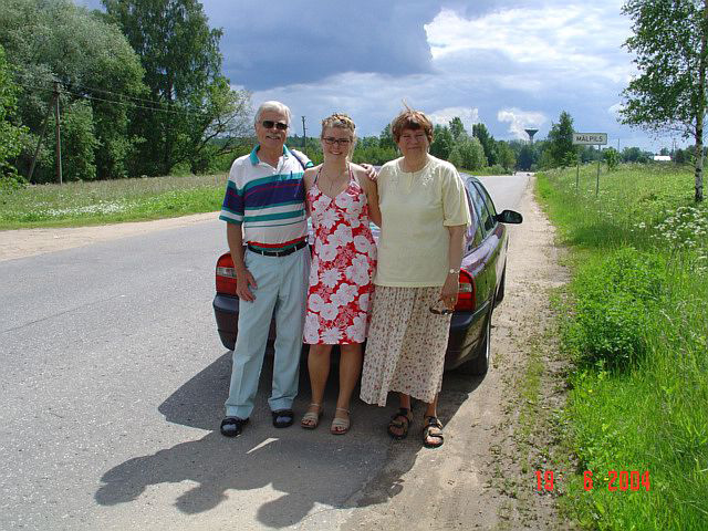 Med mormor o mofrar på väg till skolan i Malpils